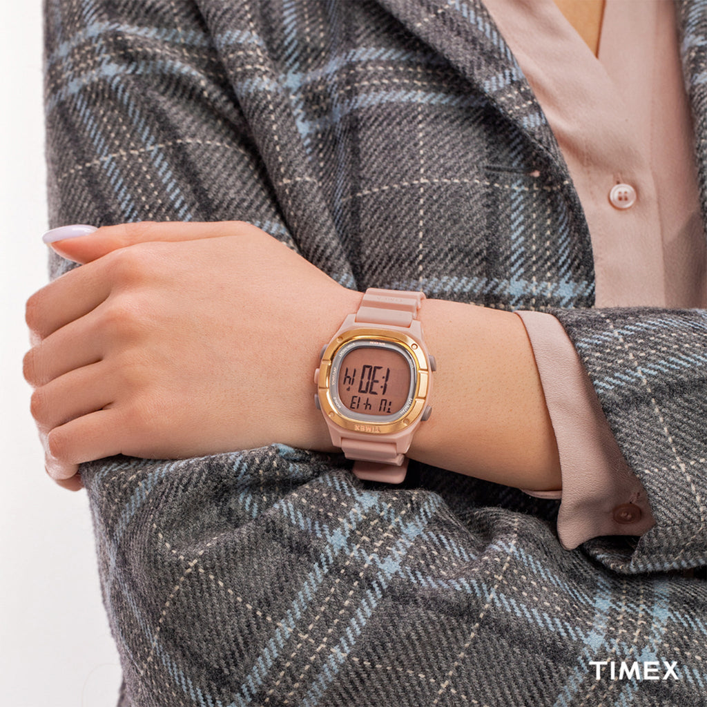 ساعة TIMEX النسائية مع علبة من الراتنج الوردي وسوار من السيليكون الوردي