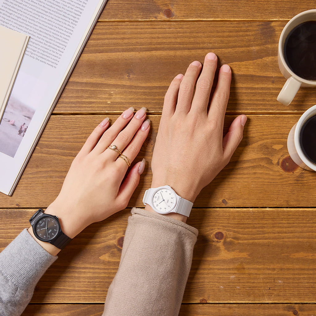 CASIO MQ-24B-1BEF - BOLD SIMPLICITY UNISEX ANALOG WATCH WITH BLACK RESIN BAND AND DIAL-i-Watch-3