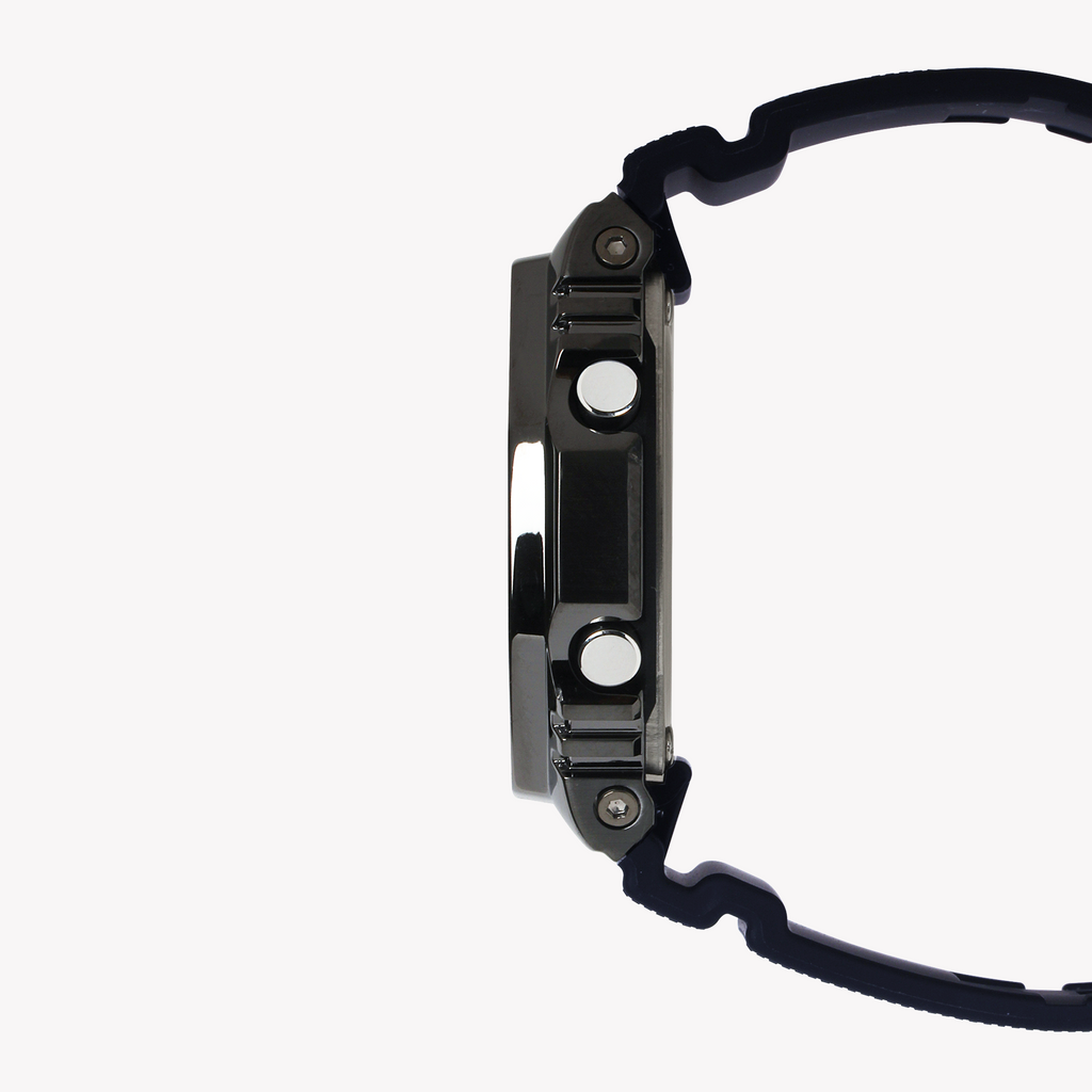 ساعة كاسيو جي شوك GM-2100B-4ADR BOLD SPORTY ELEGANCE - ساعة رجالية بسوار راتنج رمادي وميناء أحمر