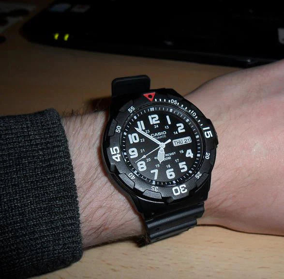 CASIO MRW-200H-1BVDF VERSATILE PERFORMANCE - MEN'S SPORTY BLACK RESIN WATCH WITH WATER RESISTANCE-i-Watch-4