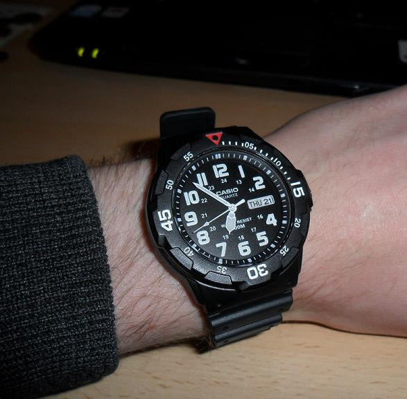 CASIO MRW-200H-1BVDF VERSATILE PERFORMANCE - MEN'S SPORTY BLACK RESIN WATCH WITH WATER RESISTANCE-i-Watch-4