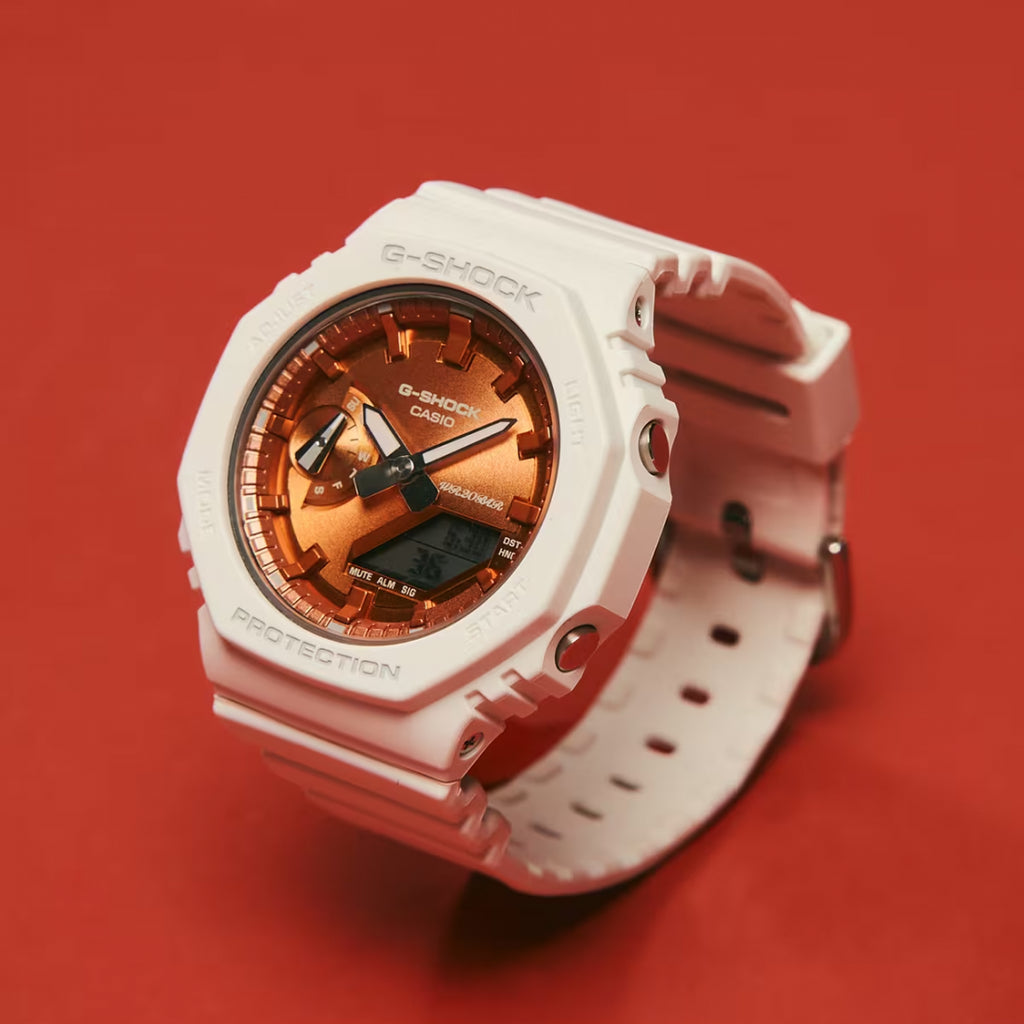 CASIO G-SHOCK GMA-S2100WS-7A OAK ADVENTURER - ساعة أنيقة باللونين الأبيض والبرتقالي لكل مستكشف
