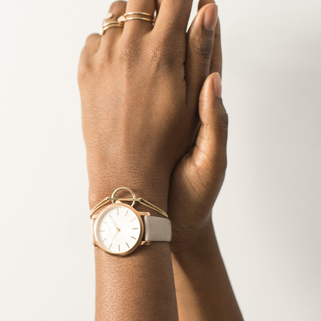 ساعة TIMEX النسائية مع هيكل من النحاس الذهبي الوردي وسوار جلدي رمادي