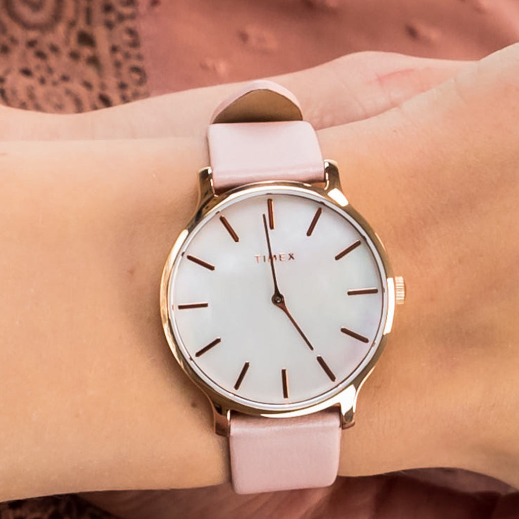 ساعة TIMEX النسائية مع هيكل من النحاس الذهبي الوردي وسوار من الجلد الوردي
