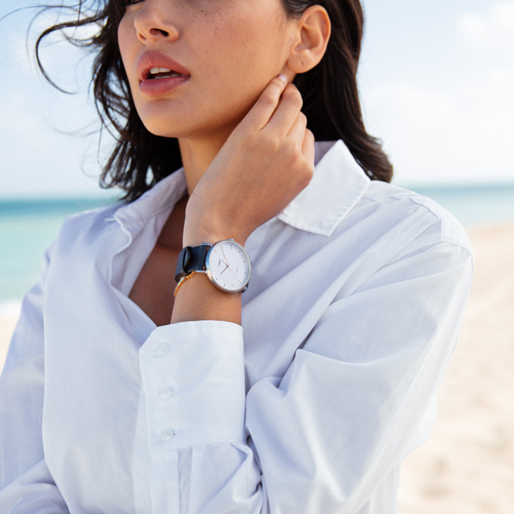 TIMEX Damenuhr mit silbernem Messinggehäuse und grauem Lederarmband