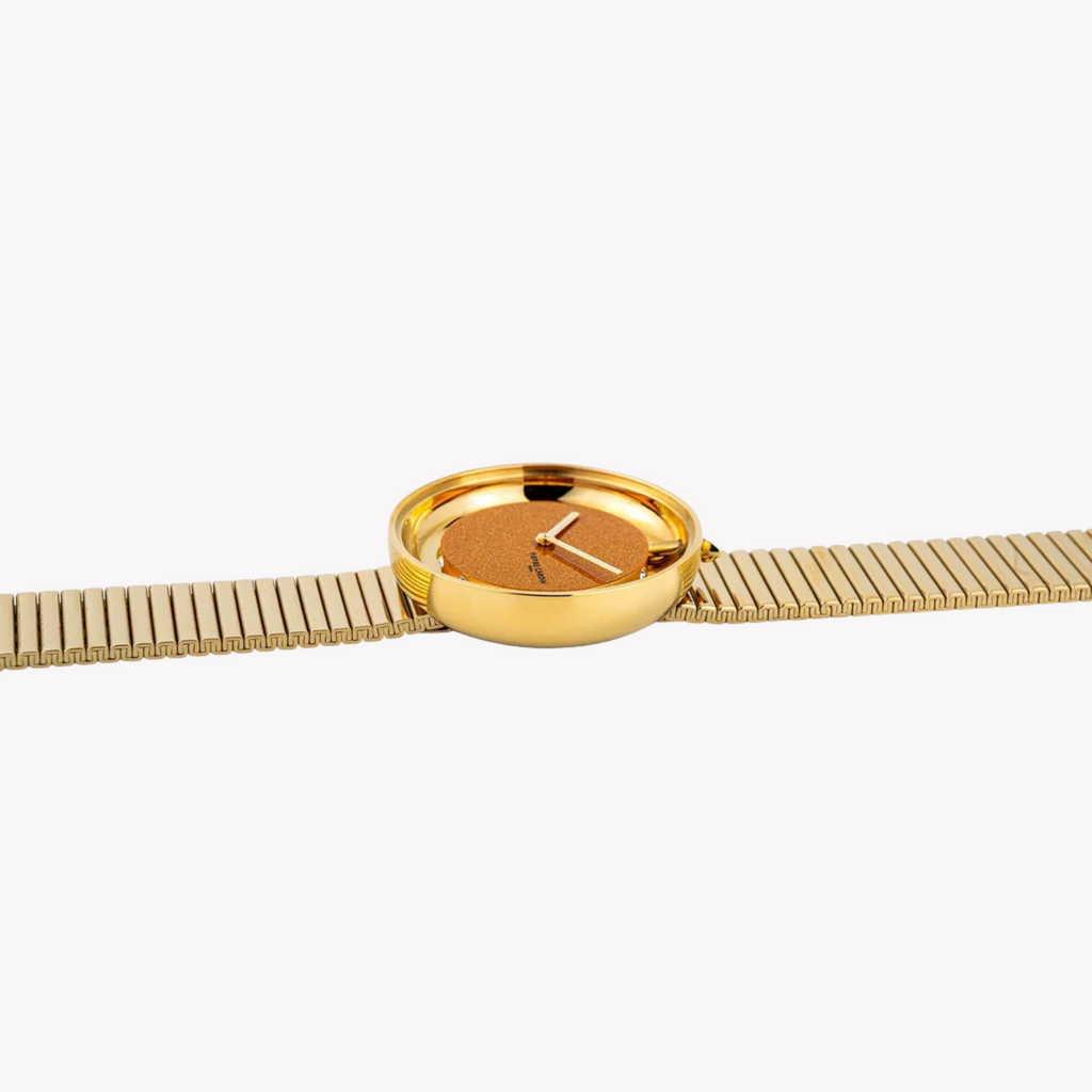 ساعة بيير كاردان للسيدات بهيكل ذهبي من الستانلس ستيل وسوار ذهبي من الستانلس ستيل