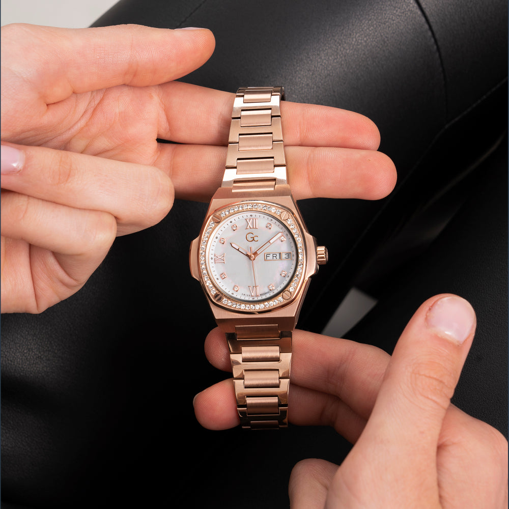 GUESS COLLECTION Y98002L1MF - RADIANT ROSE GOLD TIMEPIECE FOR THE MODERN WOMAN-i-Watch-4