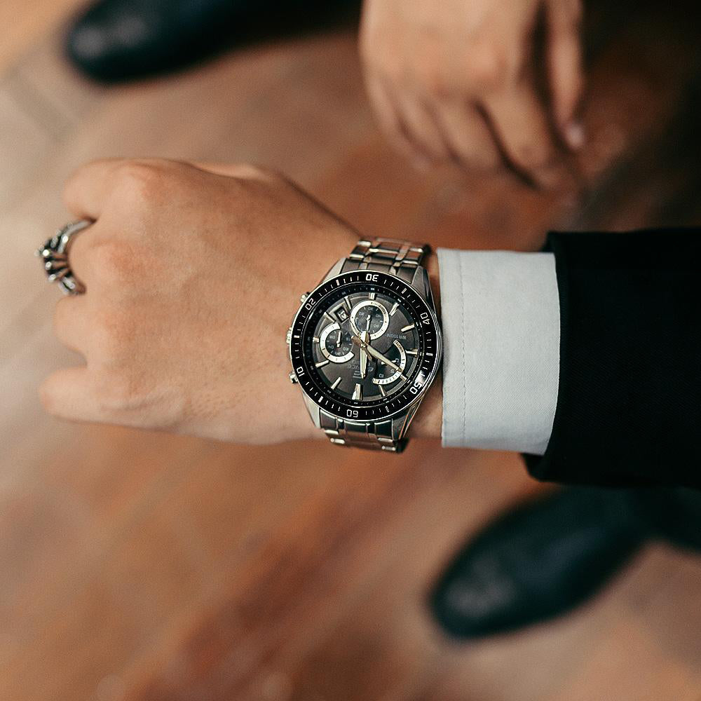 CASIO EDIFICE EFR-552D-1AVUDF - SPORTY SOPHISTICATION FOR MEN'S ADVENTURES-i-Watch-3