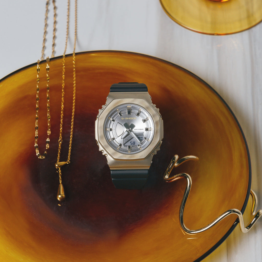 G-Shock Damenuhr mit silbernem Harz- und Edelstahlgehäuse und silbernem Harzarmband