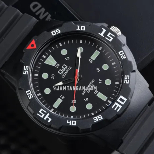 Q&Q Watch By Citizen VR18J002Y Men Analog Watch with Black Rubber Strap