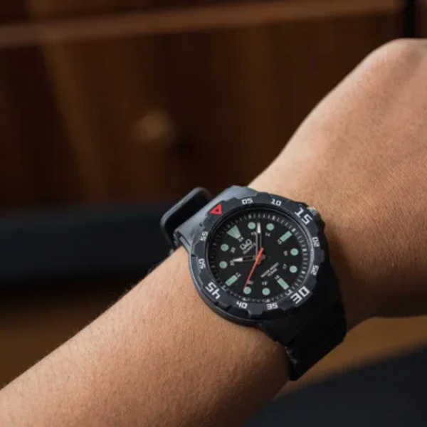 Q&Q Watch By Citizen VR18J002Y Men Analog Watch with Black Rubber Strap