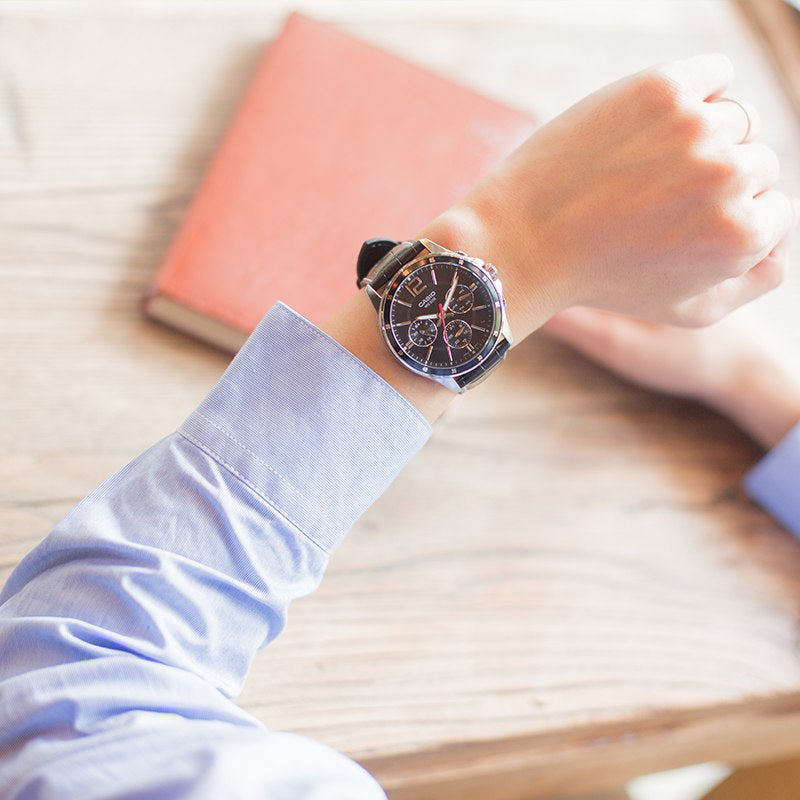 MTP-1374L-1AVDF - ÉLÉGANCE INTEMPORELLE : MONTRE HOMME EN ACIER INOXYDABLE AVEC BRACELET CUIR