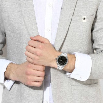 ساعة TIMEX Heritage Waterbury TW2R38400 - ساعة رجالية فضية من الفولاذ المقاوم للصدأ مع مينا أسود وإضاءة ليلية INDIGLO