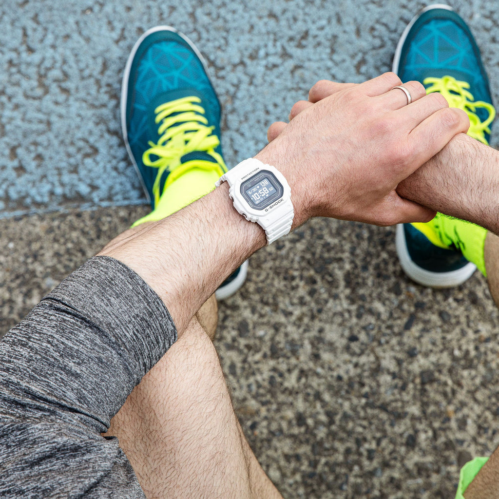 CASIO G-SHOCK DW-H5600-7DR - قطعة فنية باللون الأبيض الرياضي لأنماط الحياة النشطة