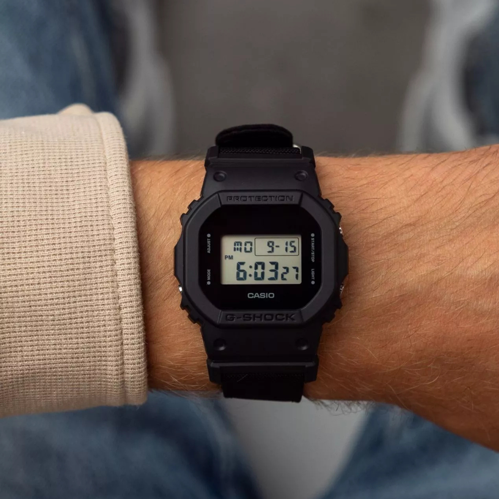 Montre Casio G-Shock pour homme en résine noire, affichage numérique | DW-5600BCE-1er
