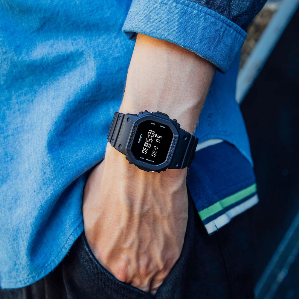 Montre Casio G-Shock pour homme en résine noire, affichage numérique | DW-5600BCE-1er