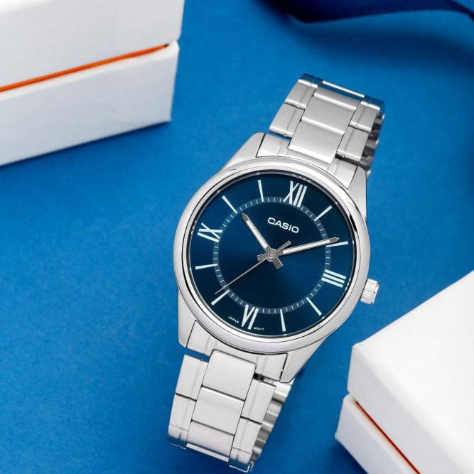 CASIO MTP-V005D-2B5UDF - MONTRE ÉLÉGANTE EN ACIER INOXYDABLE POUR HOMMES À CADRAN BLEU - STYLE ET FONCTIONNALITÉ INTEMPORELLES