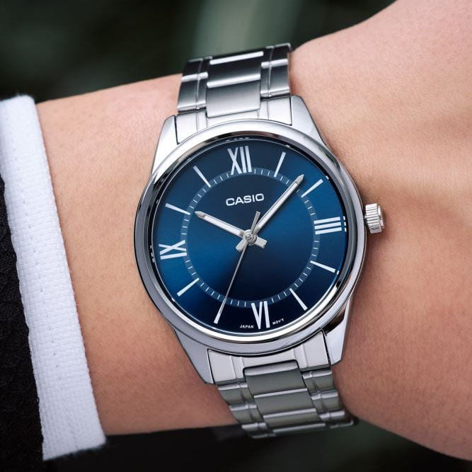 CASIO MTP-V005D-2B5UDF - MONTRE ÉLÉGANTE EN ACIER INOXYDABLE POUR HOMMES À CADRAN BLEU - STYLE ET FONCTIONNALITÉ INTEMPORELLES