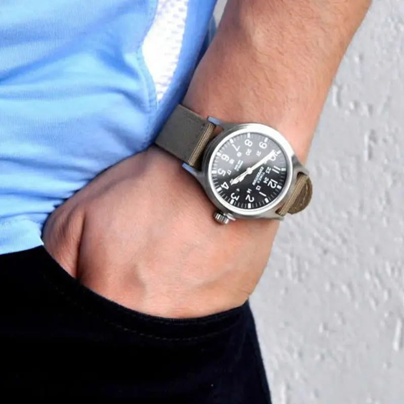 TIMEX Expedition Scout T49962 – Robuste Herrenuhr mit hellbraunem Nylonarmband und schwarzem Zifferblatt, INDIGLO-Nachtlicht