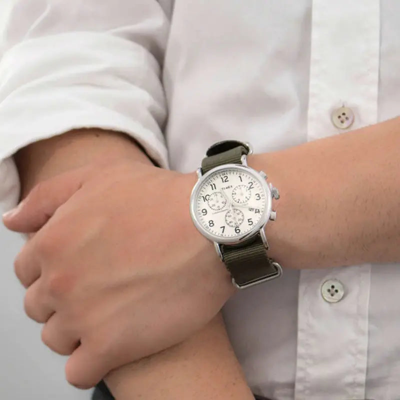 ساعة TIMEX Weekender TW2P71400 Classic - ساعة للرجال بنسيج أخضر ومينا باللون الأبيض الفاتح مع INDIGLO