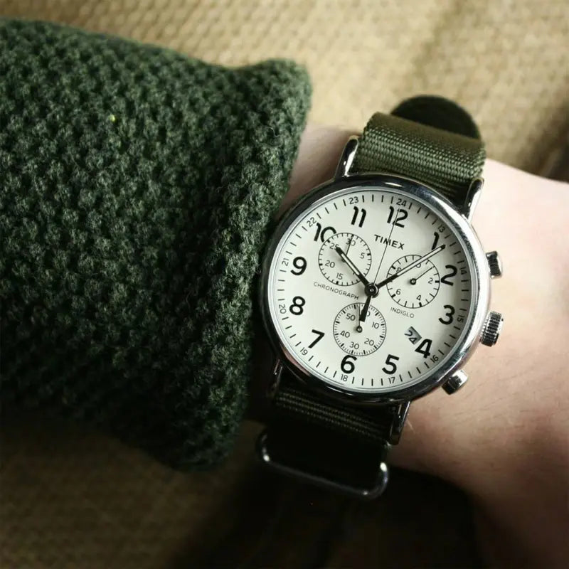 ساعة TIMEX Weekender TW2P71400 Classic - ساعة للرجال بنسيج أخضر ومينا باللون الأبيض الفاتح مع INDIGLO