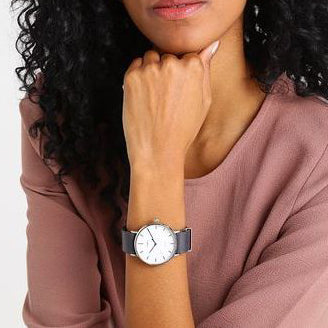 TIMEX Damenuhr mit silbernem Messinggehäuse und grauem Lederarmband