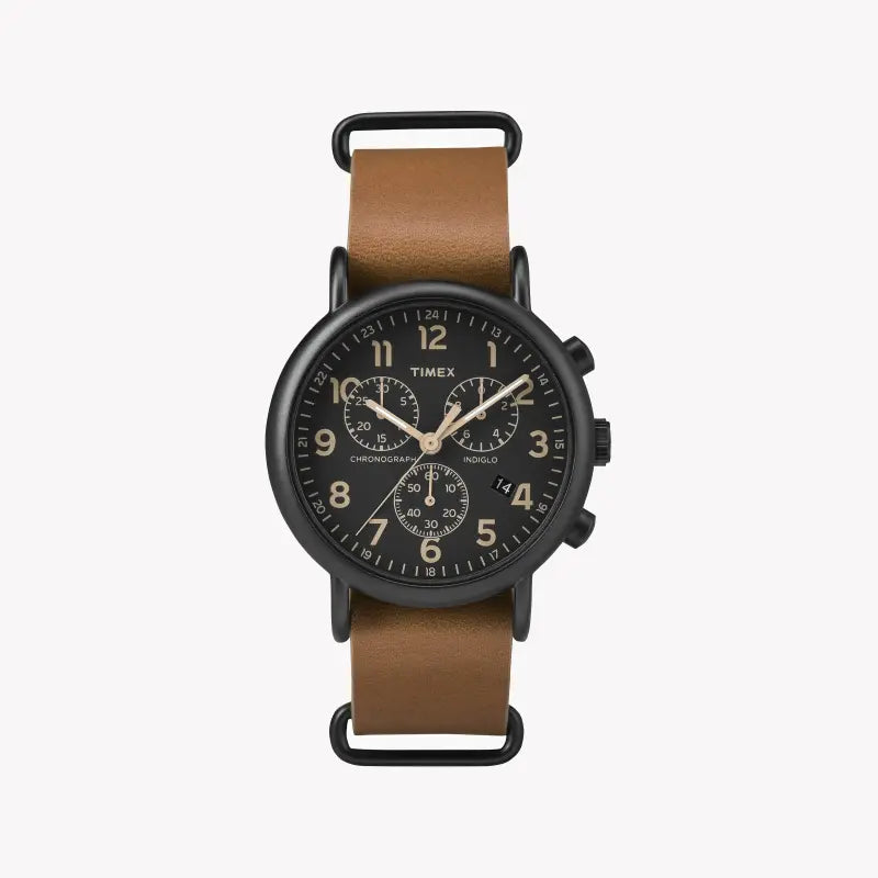 ساعة TIMEX Weekender Classic TW2P97500 - ساعة للجنسين من الجلد باللون البني ومينا أسود مع ضوء INDIGLO