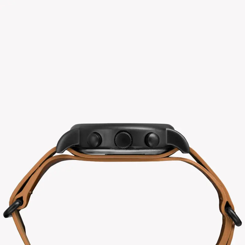 ساعة TIMEX Weekender Classic TW2P97500 - ساعة للجنسين من الجلد باللون البني ومينا أسود مع ضوء INDIGLO