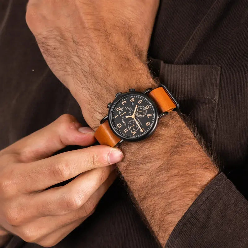 ساعة TIMEX Weekender Classic TW2P97500 - ساعة للجنسين من الجلد باللون البني ومينا أسود مع ضوء INDIGLO