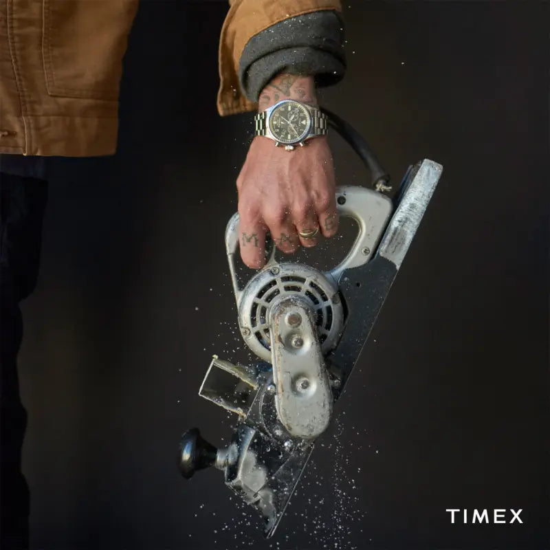 ساعة TIMEX Heritage Waterbury TW2R38400 - ساعة رجالية فضية من الفولاذ المقاوم للصدأ مع مينا أسود وإضاءة ليلية INDIGLO