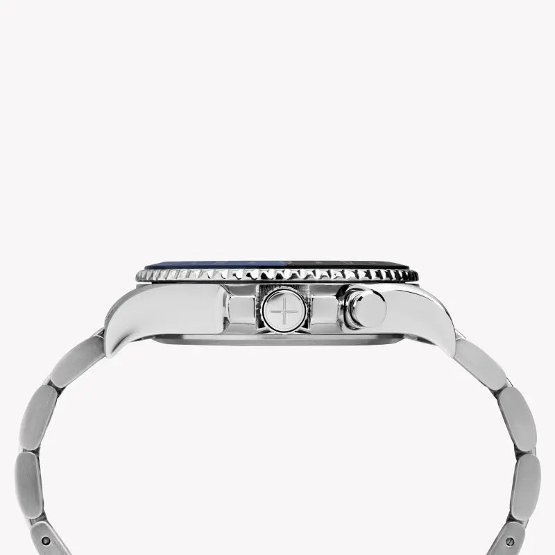 TIMEX MILITARY GMT TW2R43500 - ساعة رجالية فضية وسوداء متينة مع ضوء انديجلو