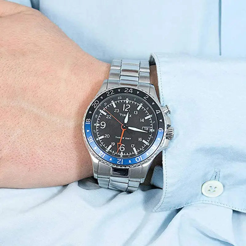 TIMEX MILITARY GMT TW2R43500 - ساعة رجالية فضية وسوداء متينة مع ضوء انديجلو