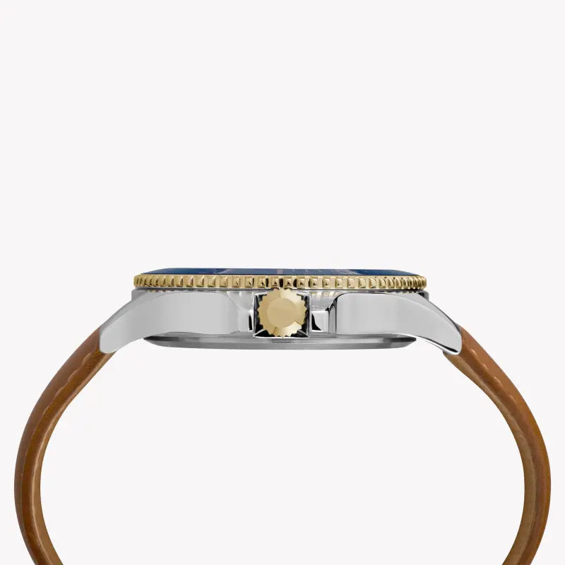 TIMEX City Collection Harbourside TW2R64500 - ساعة حرفية للرجال مع مينا أزرق وسوار جلدي أسمر ضارب للصفرة