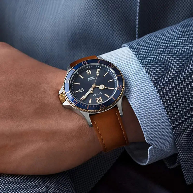 TIMEX City Collection Harbourside TW2R64500 - ساعة حرفية للرجال مع مينا أزرق وسوار جلدي أسمر ضارب للصفرة