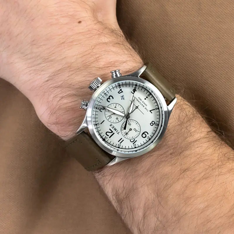 TIMEX Waterbury Heritage Herrenuhr – grünes Leder, cremefarbenes Zifferblatt, 42 mm INDIGLO Light