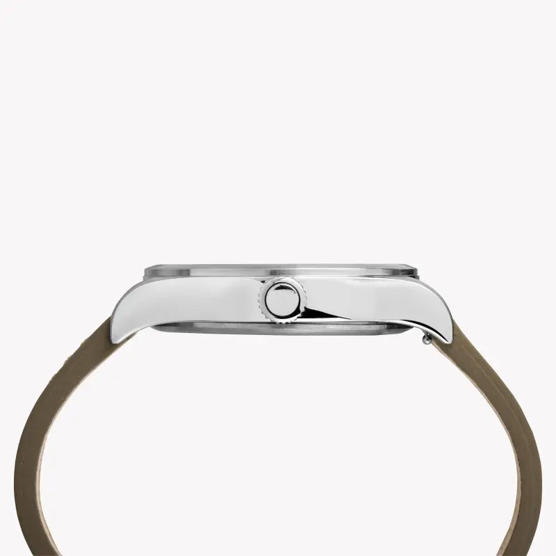 ساعة TIMEX Heritage Waterbury TW2R71100 - ساعة رجالية من الجلد باللون الأخضر الزيتوني ومينا باللون الأبيض الفاتح