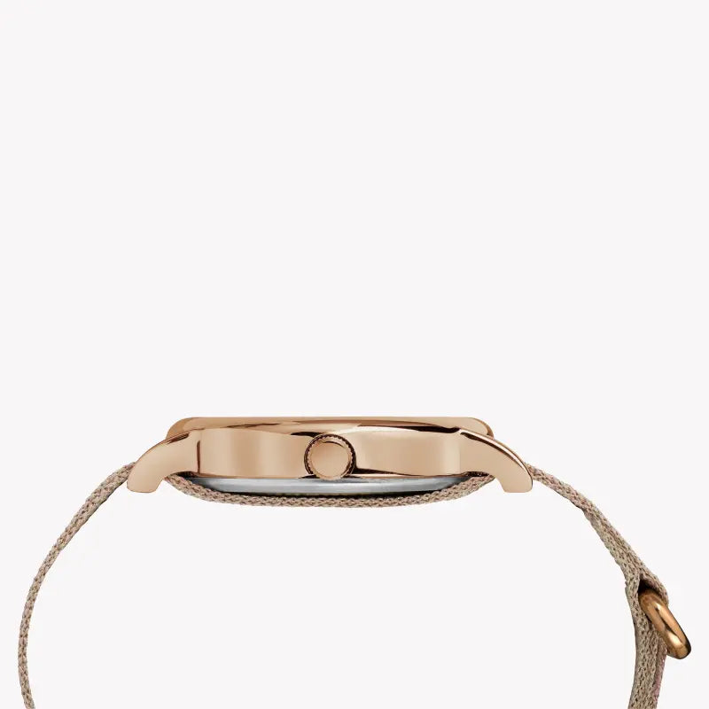 TIMEX Damenuhr mit roségoldenem Messinggehäuse und rosafarbenem Stoffarmband