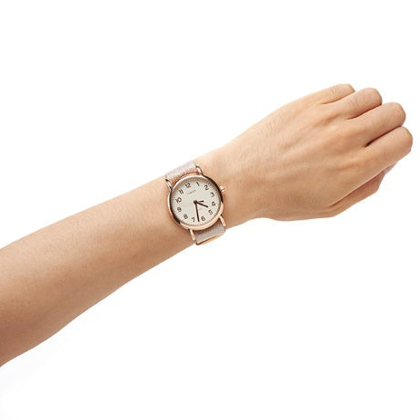 TIMEX Damenuhr mit roségoldenem Messinggehäuse und rosafarbenem Stoffarmband
