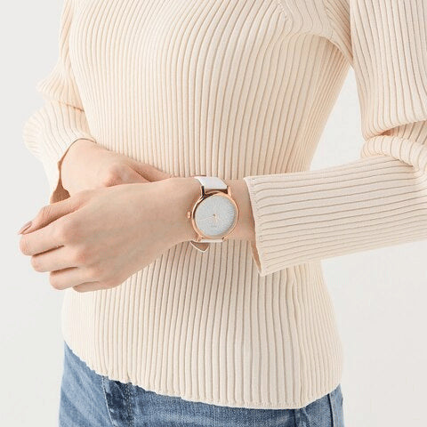 ساعة TIMEX النسائية مع هيكل من النحاس الذهبي الوردي وسوار من الجلد الأبيض