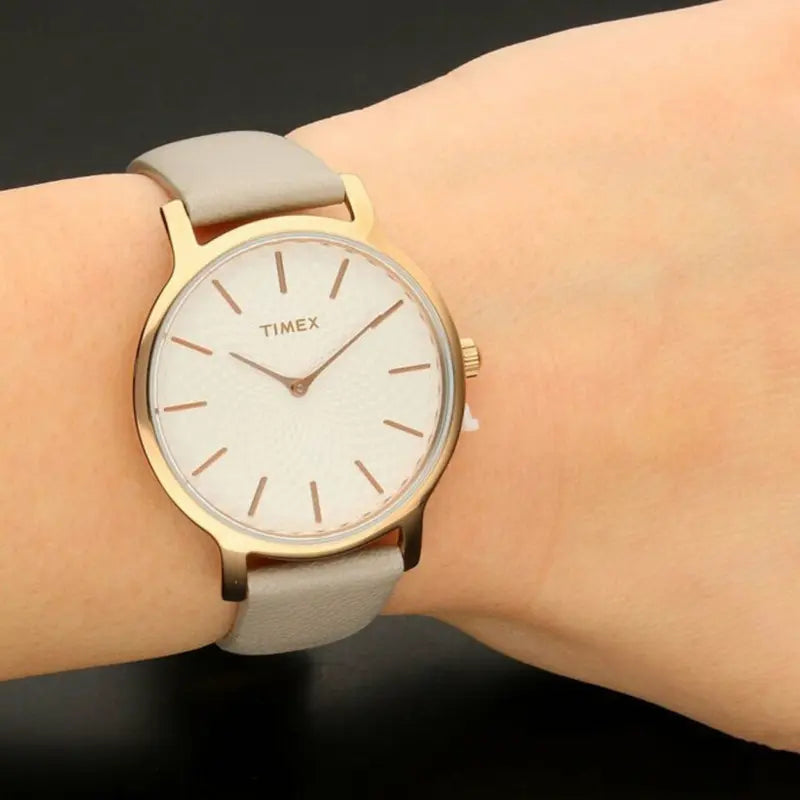 ساعة TIMEX النسائية مع هيكل من النحاس الذهبي الوردي وسوار جلدي رمادي