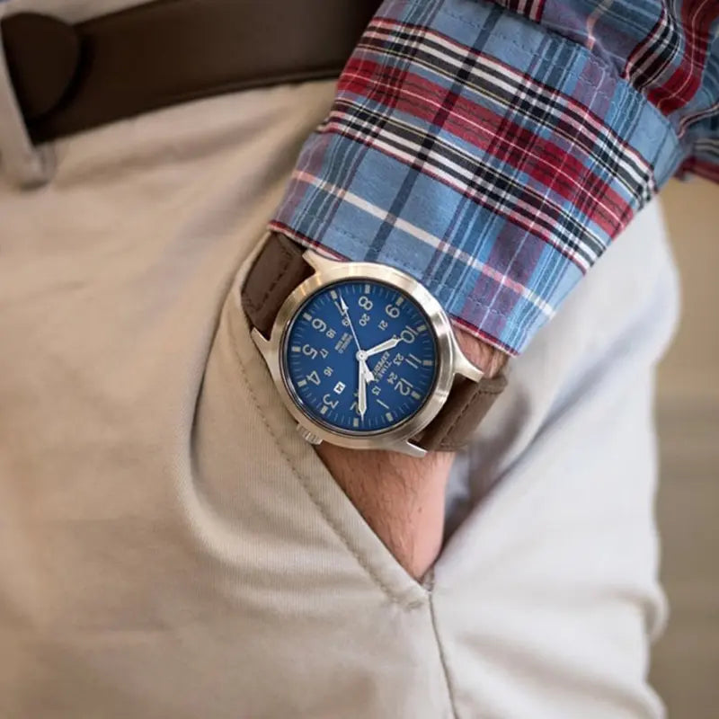 TIMEX Expedition Scout TW4B06400 - ساعة رجالية متينة بسوار من الجلد البني والاتصال الهاتفي الأزرق