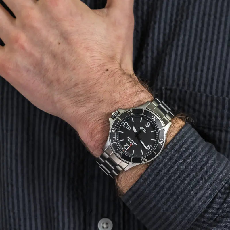 ساعة تايمكس اكسبيديشن رينجر TW4B10900 - ساعة رجالية من الستانلس ستيل باللون الفضي مع مينا أسود وإضاءة انديجلو