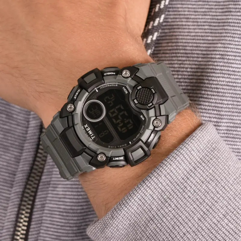 TIMEX TW5M27500 DGTL A-Game - ساعة رقمية أنيقة من الراتنج باللون الرمادي للرجال مع ضوء INDIGLO