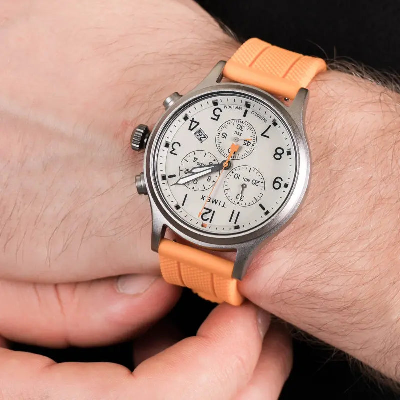 TIMEX Military Allied TWG018000 – Robuste Herrenuhr aus Messing mit orangefarbenem Silikonarmband und INDIGLO-Nachtlicht
