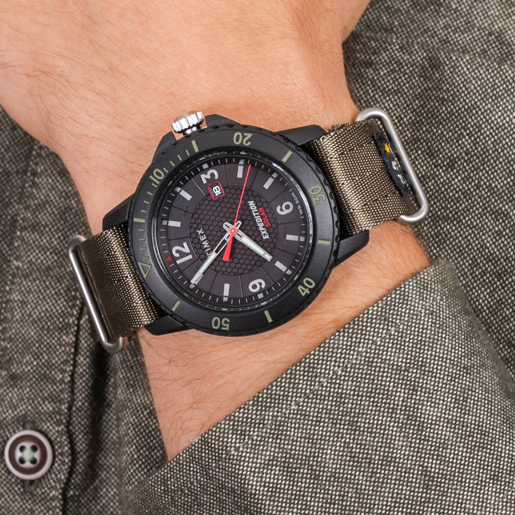 ساعة تايمكس إكسبيديشن جالاتين سولار TW4B14500 - ساعة مغامرة للرجال بنسيج أخضر وقرص أسود