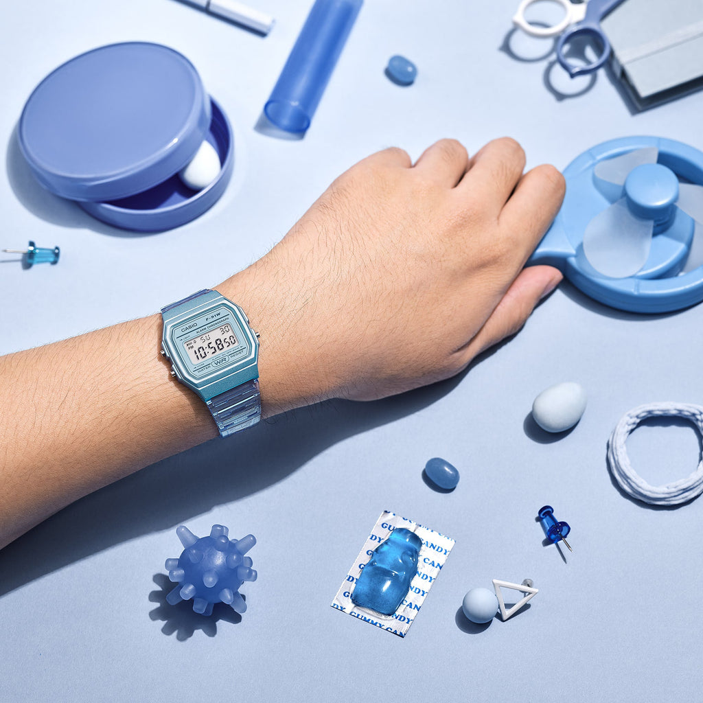 CASIO F-91WS-2 BOLD SPIRIT - ساعة رقمية جاهزة للمغامرة مع سوار من الراتنج الأزرق وشاشة خضراء نابضة بالحياة