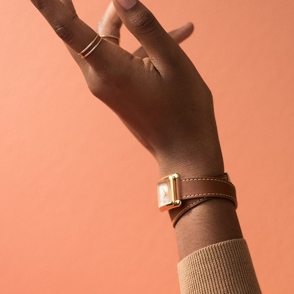 Montre pour femme TIMEX avec boîtier en laiton argenté et bracelet en cuir noir