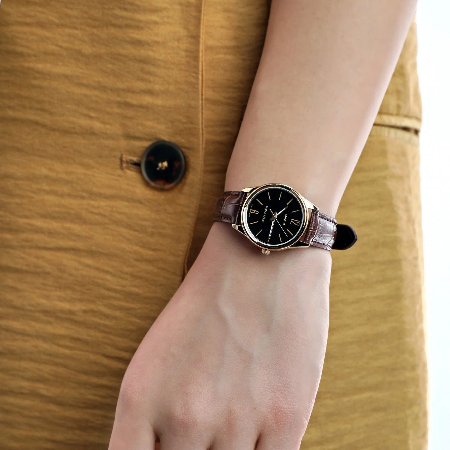 Casio Collection - Orologio donna al quarzo Classico cinturino in Pelle Nero cassa in Ottone display analogico bianco - LTP-V005L-7B2 Casio Collection - Orologio donna al quarzo Classico cinturino in Pelle Nero cassa in Ottone display analogico bianco - LTP-V005L-7B2