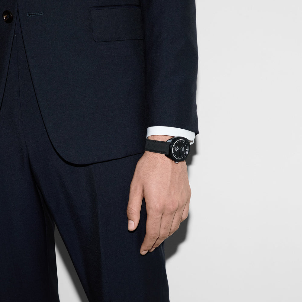 GUCCI YA142330 - BLACK ELEGANCE UNLEASHED: LUXURY MEN'S WATCH WITH RUBBER STRAP & QUARTZ PRECISION-i-Watch-4