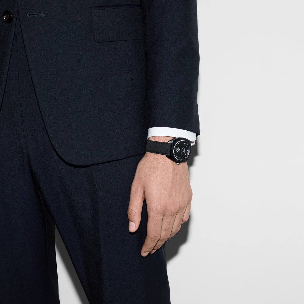 GUCCI YA142330 - BLACK ELEGANCE UNLEASHED: LUXURY MEN'S WATCH WITH RUBBER STRAP & QUARTZ PRECISION-i-Watch-4